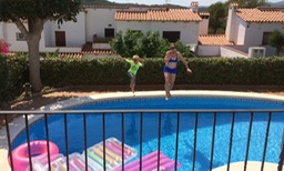We hae a pool in Sitges!